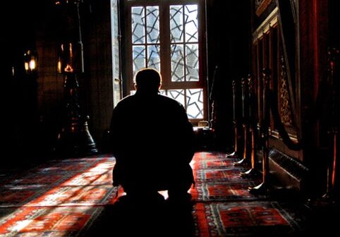 Məscidin namaz otağından oğurluq etdi, Baş prokurorun müavini protest verdi