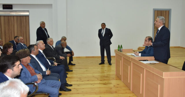 İcra başçısından mikrafonla danışmağı tələb edən şəxs cəzalandırılıb