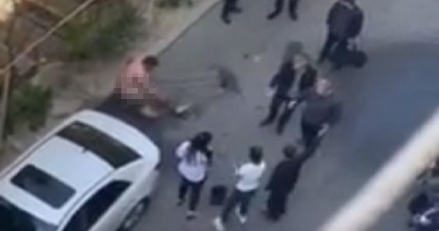 Bakıda kişi sevdiyi qıza görə küçədə özünə OD VURDU — VİDEO