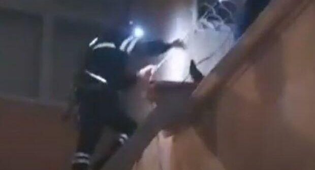 Bakıda beşinci mərtəbədən yıxılan qadın sağ qaldı – VİDEO