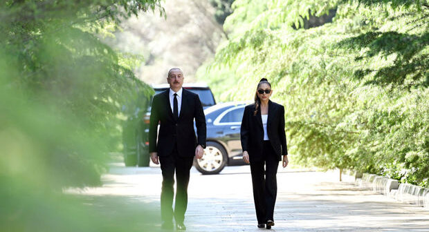 İlham Əliyev və Mehriban Əliyeva Heydər Əliyevin Fəxri xiyabanda məzarını ziyarət ediblər – FOTO