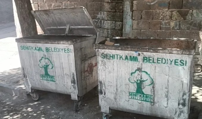 Həyat yoldaşını öldürüb zibil qutusuna atdı – FOTO