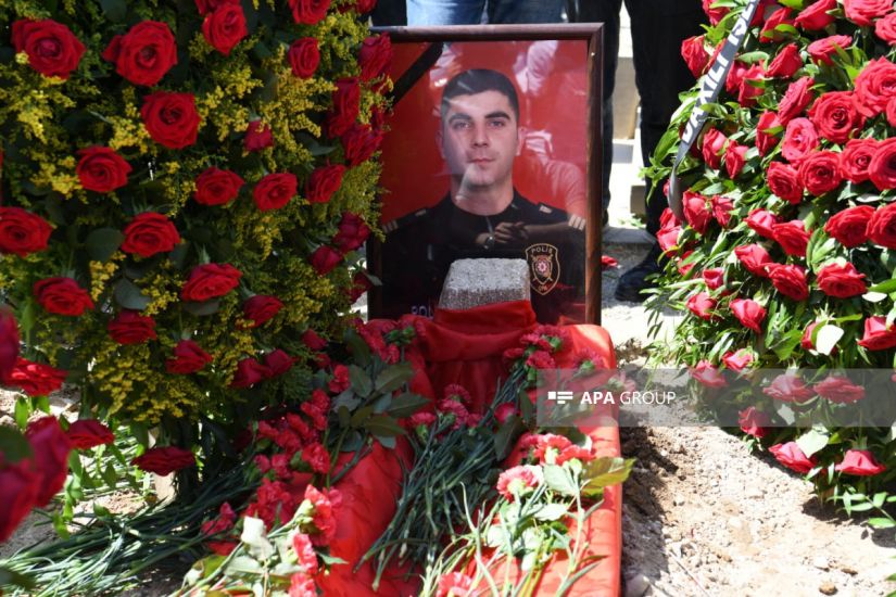 Bakıda qətlə yetirilən polis əməkdaşı Mahir Ağayev dəfn olundu