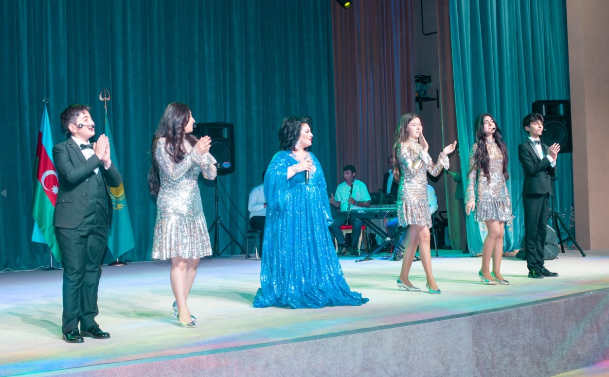 Aybəniz Haşımova və Sənət Akademiyası Qurtuluş Günü ilə bağlı Aktau şəhərində konsert verdi