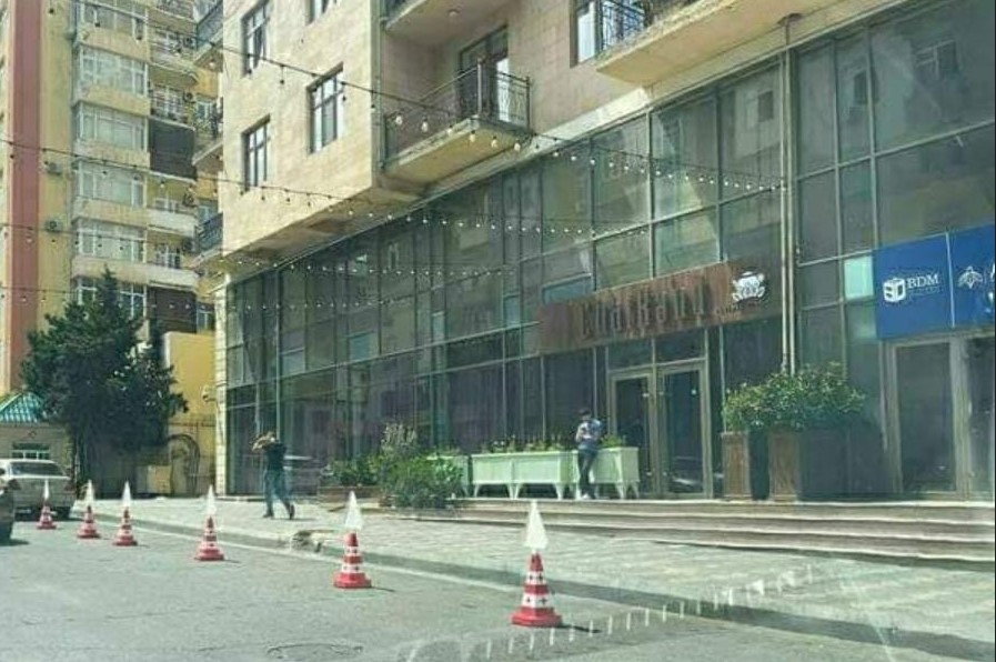 Bakıda restoran səkini zəbt etdi – Foto