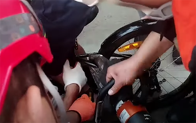 Ayağı velosipeddə sıxılı qalan uşaq belə xilas edildi – Video