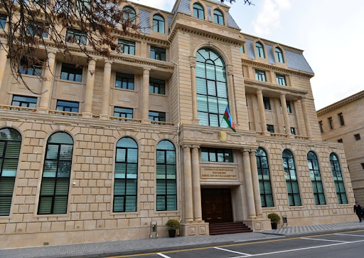 Səbail rayonunda səkini avtosalona satdılar – Foto