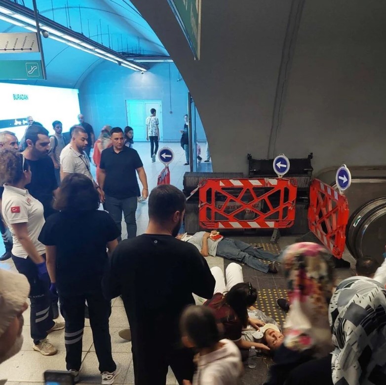 Metro stansiyasında eskalator çökdü, yaralılar var