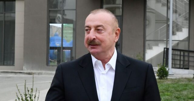 İlham Əliyev Divar kağızları istehsalı  zavodunun açılışında iştirak etdi