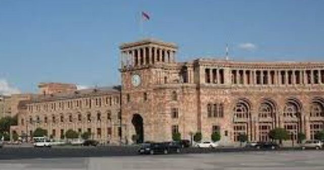 İrəvanda konstitusiya müzakirələri başladı