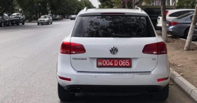 Dayanacağı zəbt edən bu səfirliyin maşını imiş