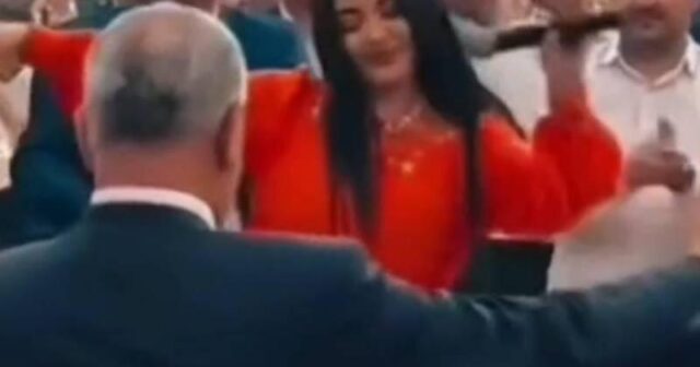 İcra başçısı ilə məşhur müğəninin rəqsi gündəm oldu – VİDEO