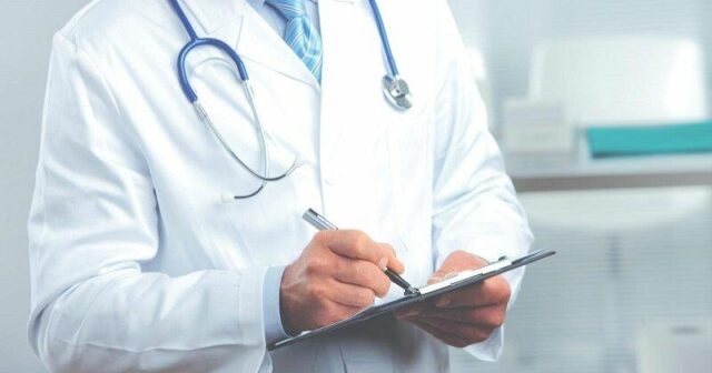 Azərbaycanda həkimi döyüb burnunu sındırdılar