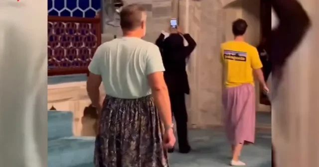 Məsciddə ətək geyinən kişi turistlər gündəm oldu – FOTO