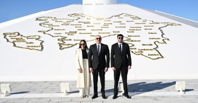 Prezident Dövlət Bayrağı Meydanında bayrağımızı ucaltdı – FOTOLAR – YENİLƏNİB