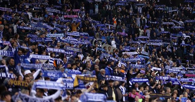 Azarkeşlər klubun avtobusuna məşəl atdılar – Video Azarkeşlər klubun avtobusuna məşəl atdılar – Video