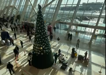 Hava limanında Yeni il yolkası sökülür – VİDEO