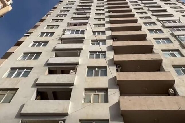 Bakıda bu çoxmərtəbəli bina hər an çökə bilər – VİDEO