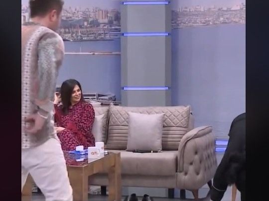 Aparıcı efirə çağırdığı müğənnidən elə bir şey istədi ki, ayaqqabısını çıxarıb divanda… – VİDEO