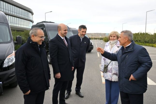 Rüstəm Minnixanov Cəbrayıl, Qubadlı və Zəngilan rayonlarına üç ədəd mikroavtobus hədiyyə edib