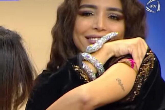 Sevgilisinin adını qoluna döymə ilə həkk edən Renka: “Sevəndə pis sevirəm, güdə bilərəm…”