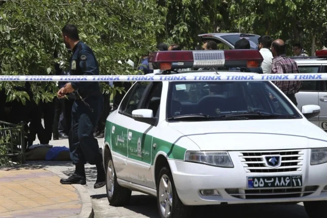 Tehranda polis idarəsinə silahlı basqın