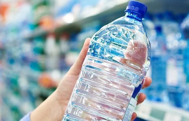 Məşhur su markasına qarşı iddia: “Xərçəng yaradır”