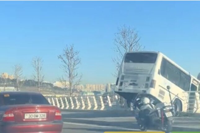 Bakıda qəribə hadisə: Sürücüsü olmayan avtobus qəza törətdi(VİDEO)