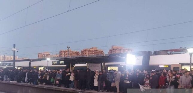 Bakı-Sumqayıt qatarları gecikir, insanlar stansiyada qalıb