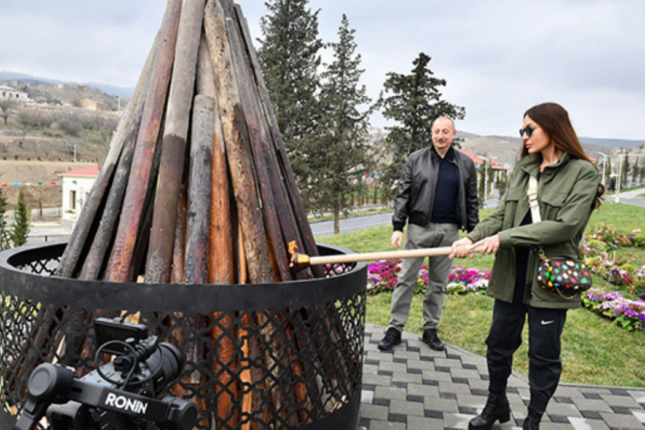 Prezidentlə xanımı sakinlərlə birlikdə Novruz tonqalı yandırdılar