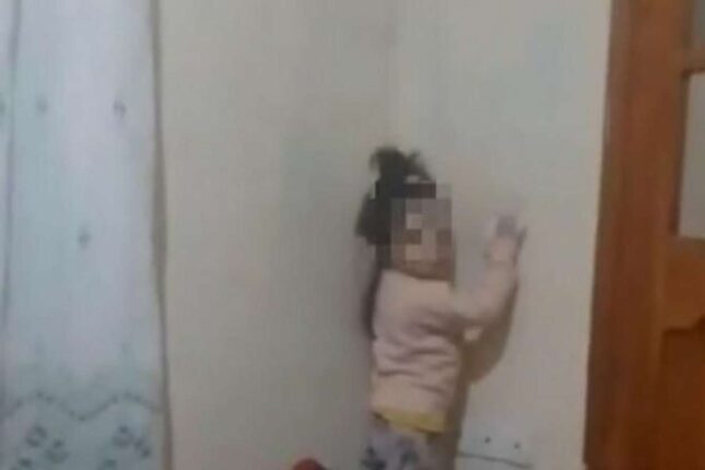 Azyaşlı qızına amansız işgəncə verən ana həbs edildi