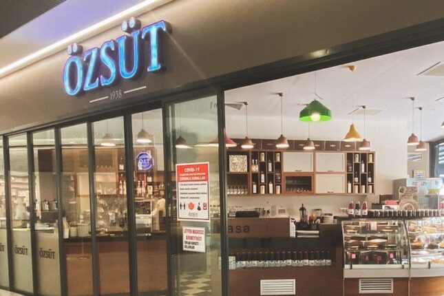 “Özsüt”dən yemək masasında tarakan olmasına münasibət : ““Gənclik Mall”ın içində bəzən olur” – FOTO