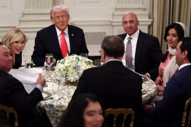 Tramp müsəlmanlarla iftar yeməyində görüşüb