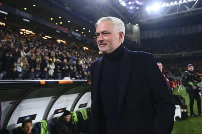 “Yatın, sonra da qələbə gözləyin” – Mourinyo “Fənərbağça” azarkeşlərindən gileyləndi