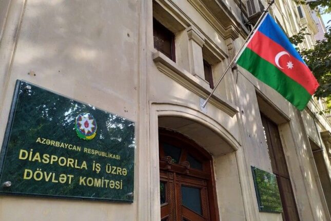 Diasporla İş üzrə Dövlət Komitəsi milli geyimlər və bayraqlar alır