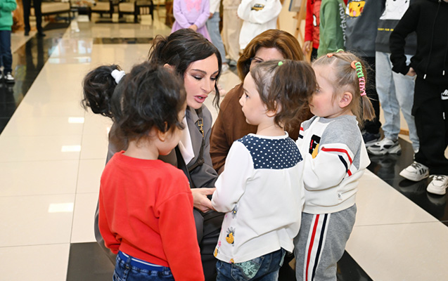 Mehriban Əliyeva qızı ilə körpələr evində – Fotolar