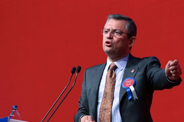 Özgür Özəl yenidən CHP sədri seçilib