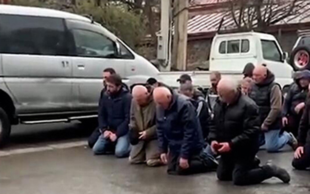 Qətlə görə diz çöküb üzr istədilər – Gürcüstanda gündəm olan video