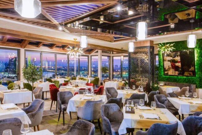 3 dost Bakının məşhur restoranında yeyib-içib qaçdılar