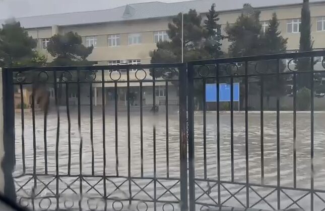 Xırdalanda məktəbin həyətini su basdı – Video