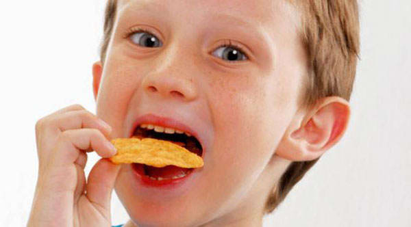 Uşaqlarla bağlı SOS! – Siqaret qədər təhlükəli çipslər