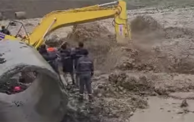 Pərviz onları seldən xilas etmək istəyərkən həlak olub- Video