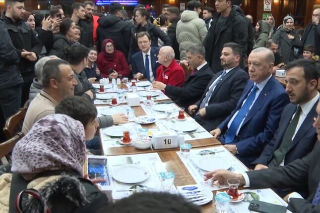 Ərdoğan zəlzələyə görə evlərini tərk edərək küçədə qalan insanlarla görüşdü – VİDEO