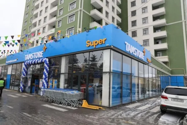“Ehtiyatsızlıqdan Elmira xanımın üstünə yıxıldım” – “Tamstore”də xanım işçisini döyən müdir