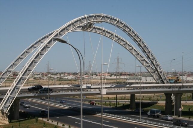 Bakıda DƏHŞƏT: gənc qız özünü körpüdən atmaq istədi