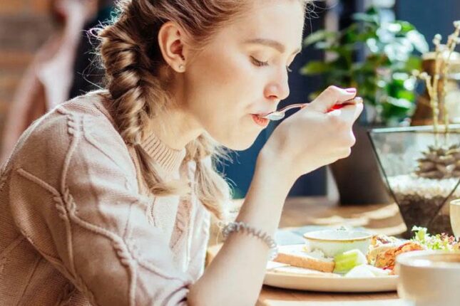 Sağlamlığınızı qorumağın 10 sadə yolu: Yemək vərdişlərinizə diqqət edin