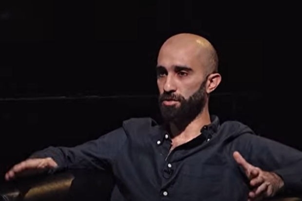 Əlixan Rəcəbovu tənqid etdi: “Şüşənin içində oturub ssenari yazır”