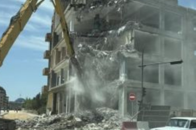 Babək prospektində təhlükəli vəziyyət: Çoxmərtəbəli binanı GÖRÜN NECƏ SÖKÜRLƏR