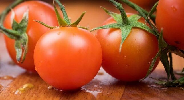 “Vasmoy” bazarında qəribə fırıldaq – Pomidorun qırmızı görünməsi üçün görün nə edirlər – VİDEO