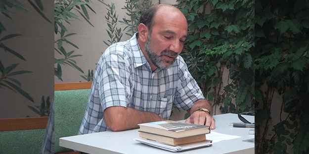 Tanınmış yazar evində yanaraq öldü
